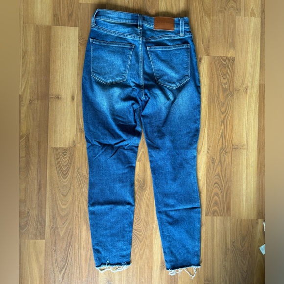 Lucky Brand dark wash blue ankle jeans with frayed edge finish. Size 4, 27. - Picture 2 of 5